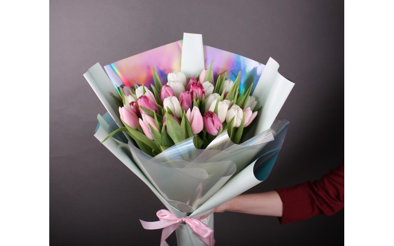 Біло-рожеві тюльпани