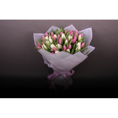 45 білих та рожевих тюльпанів