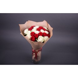 Букет 25 червоних та білих троянд "Подяка" Букет 25 червоних та білих троянд "Подяка"