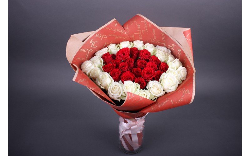 Букет "Для найкрасивішої" з червоних і білих троянд